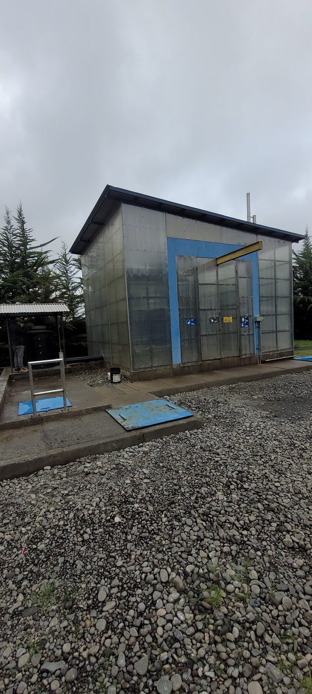 Cámara de rejas encapsulada con extracción y tratamiento de aire