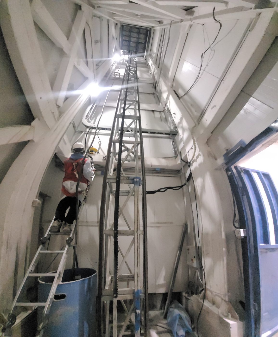 Interior de planta de proceso con ductería de extracción