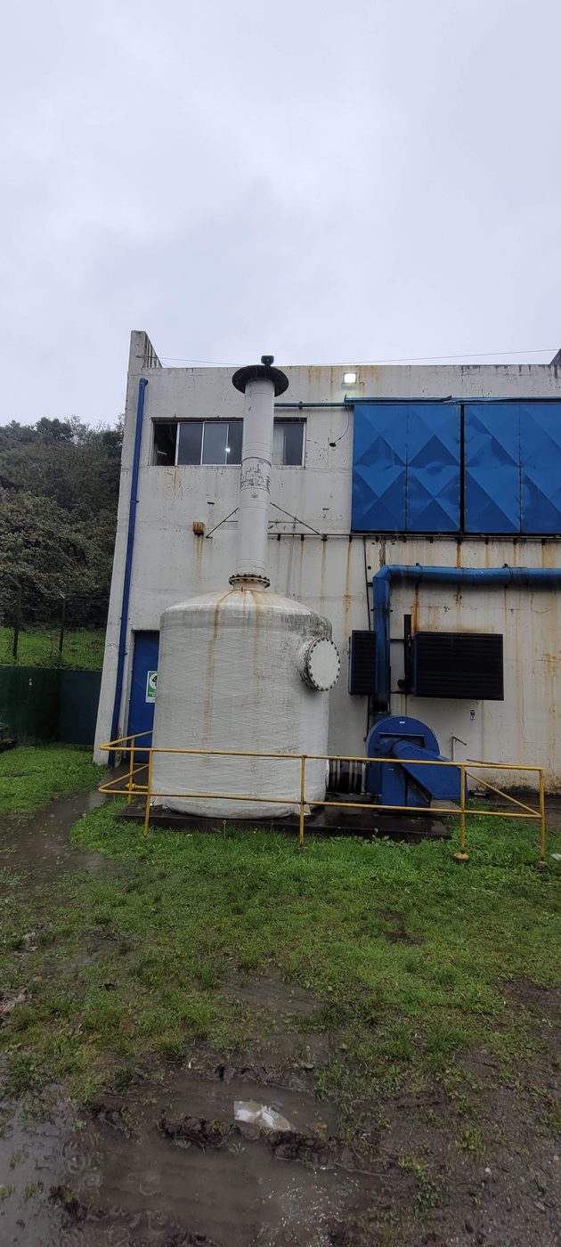 Scrubber exterior en planta industrial del sur de Chile