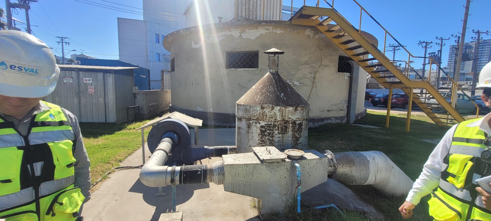 Estanque de tratamiento de aire y ductería de extracción en sala de equipos